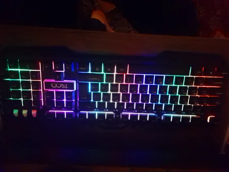 کیبورد گیمینگ تسکو مدل TK 8021L با حروف فارسی، سوییچ ممبران، Full-Size، نورپردازی RGB LED