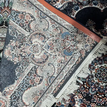 فرش ماشینی زمرد مشهد کد 2SOR38 زمینه سورمه ای