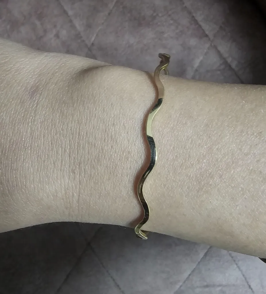 النگو طلا کم اجرت 18 عیار زنانه ماوی گالری مدل زیگ زاگی سایز 2