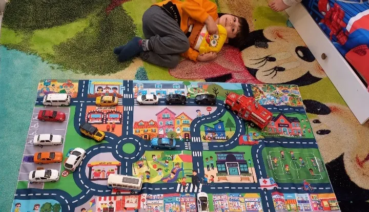 زیر انداز بازی انتشارات ماه کوچولو مدل شهر پارچه ای شهر کوچک من