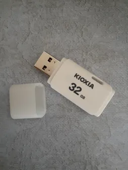 فلش مموری کیوکسیا مدل U202 ظرفیت 32 گیگابایت
