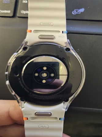 ساعت هوشمند سامسونگ مدل Galaxy Watch 7 44mm دارای قابلیت های کنترل موسیقی (Music Player) بند پلاستیک