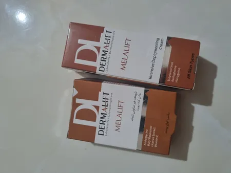 کرم روشن کننده صورت درمالیفت مدل Melalift مناسب انواع پوست حجم 40 میلی لیتر