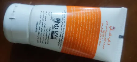 کرم ضد آفتاب بی رنگ تاپ شاپ مدل  SPF 50 مناسب انواع پوست حجم 50 میلی لیتر