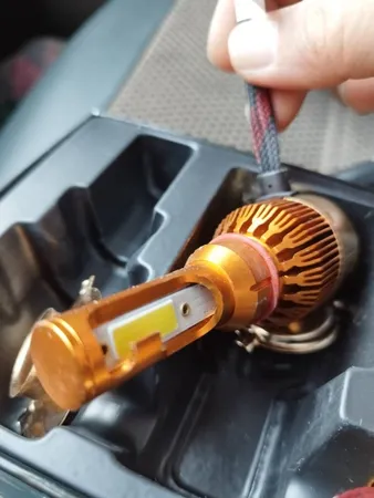 هدلایت لامپ خودرو D9 مدل H4 بسته 2 عددی