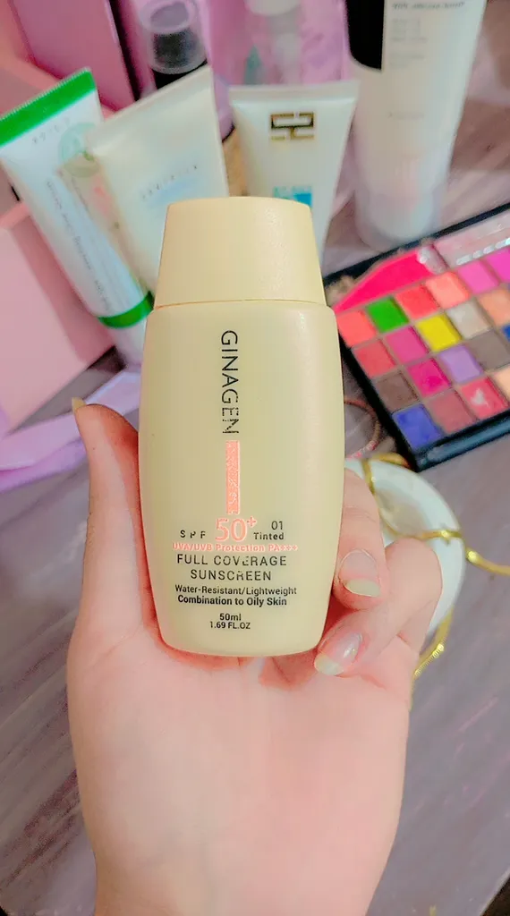 کرم ضد آفتاب رنگی ژیناژن، SPF 50، مدل 01، ‌مناسب پوست‌های چرب و مختلط با تنالیته روشن و حجم 50 میلی‌لیتر، ضد آب، محافظت‌کننده در برابر اشعه‌های UVA و UVB، ضد چروک، ضد لک و پیری، دارای فرمولاسیون مواد و املاح معدنی، با ماندگاری 2 ساعته