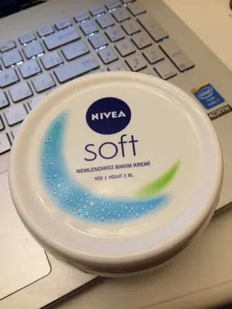 کرم مرطوب کننده نیوآ مدل Soft حجم 300 میلی لیتر