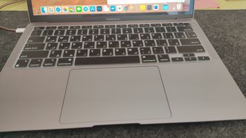 محافظ کیبورد با حروف فارسی مدل A2337 مناسب برای لپ تاپ اپل MacBook air 13 2021