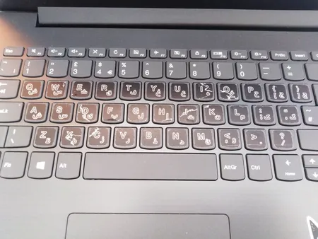 استیکر لپ تاپ توییجین و موییجین طرح Marble کد 07 مناسب برای لپ تاپ 15.6 اینچ به همراه برچسب حروف فارسی کیبورد