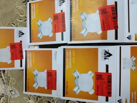 چراغ دیواری حیاطی زاک مدل دکوراتیو طرح سه طرفه 3W