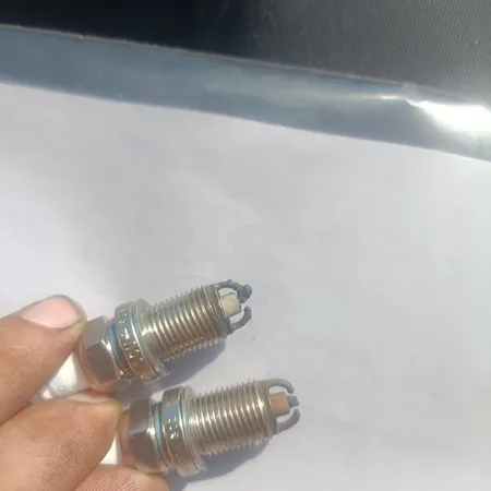 شمع خودرو بوش مدل دو پلاتین پایه کوتاه کد FLR8LDCU+ (+9) بسته 4 عددی