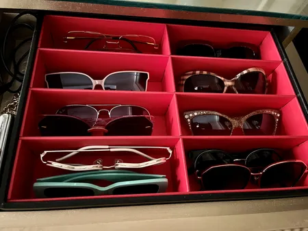 نگهدارنده عینک مدل رامان