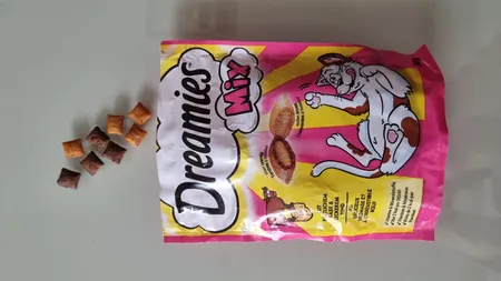 غذای تشویقی گربه دریمز مدل Snack With Beef and Chese وزن 60 گرم