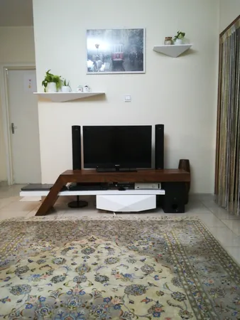 میز تلویزيون راهپود مدل آفتابگردان به همراه طبقه دیواری