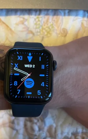 ساعت هوشمند اپل مدل SE دارای قابلیت های صفحه نمایش لمسی بند سیلیکون