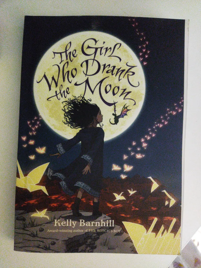 کتاب The Girl Who Drank the Moon اثر Kelly Barnhill انتشارات Algonquin Young Readers