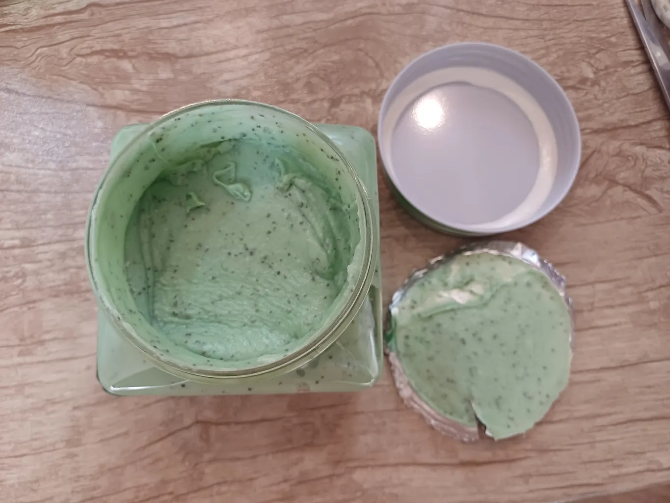 اسکراب لایه بردار پوست مکس لیدی مدل Avocado حجم 300 میلی لیتر