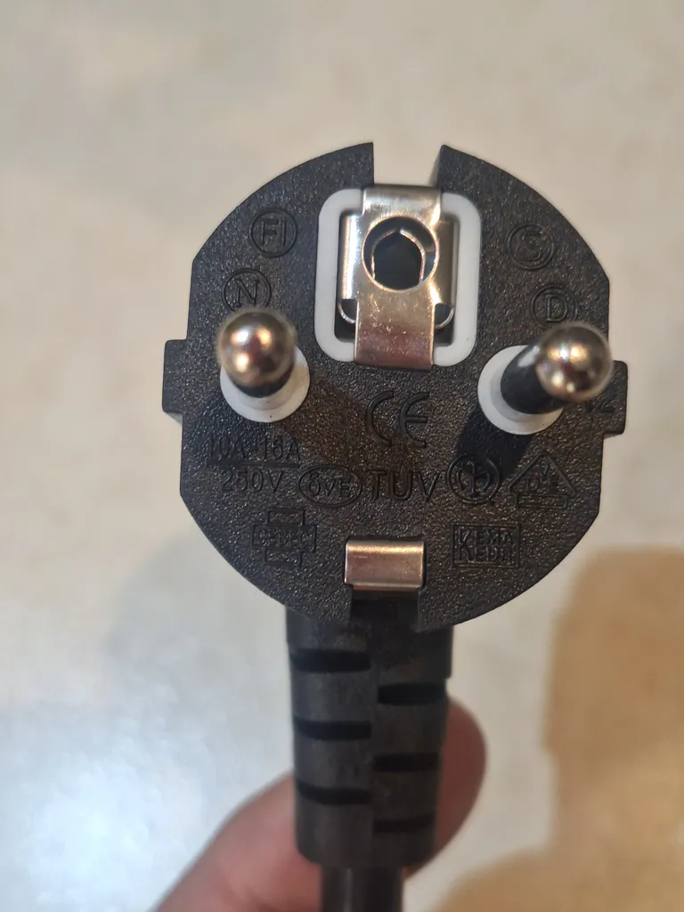 کابل برق سه پین آداپتور لپ تاپ کی نت پلاس مدل CL طول 1.5 متر