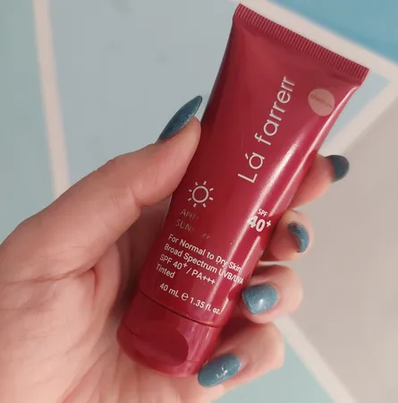 کرم ضدآفتاب و ضدلک رنگی لافارر مدل SPF40-Medium، مناسب پوست‌های خشک و معمولی، حجم 40 میلی‌لیتر