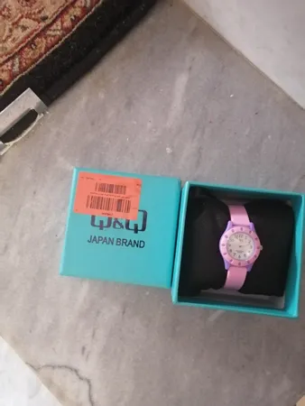 ساعت مچی عقربه ای دخترانه کیو اند کیو مدل vq13j013y