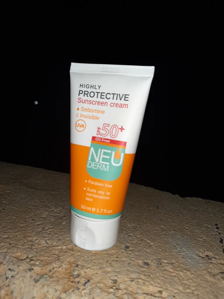 کرم ضد آفتاب بدون رنگ نیودرم SPF50 مدل Highly Protective محافظ UVA ,UVB, تنظیم ترشح چربی پوست, مناسب پوست چرب حجم 50 میلی لیتر