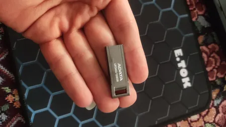 فلش مموری ای دیتا مدل UR340 ظرفیت 128 گیگابایت