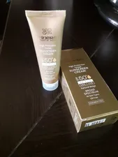 تجریه خرید کرم ضد آفتاب رنگی سینره، SPF 50، مدل Natural Beige، مناسب انواع پوست با تنالیته متوسط و حجم 50 میلی‌لیتر، محافظت‌کننده در برابر اشعه‌های UVA و UVB، مرطوب‌کننده و فاقد پارابن، PA+++، دارای فرمولاسیون فاقد چربی و آنتی اکسیدان، با ماندگاری 2 ساعته