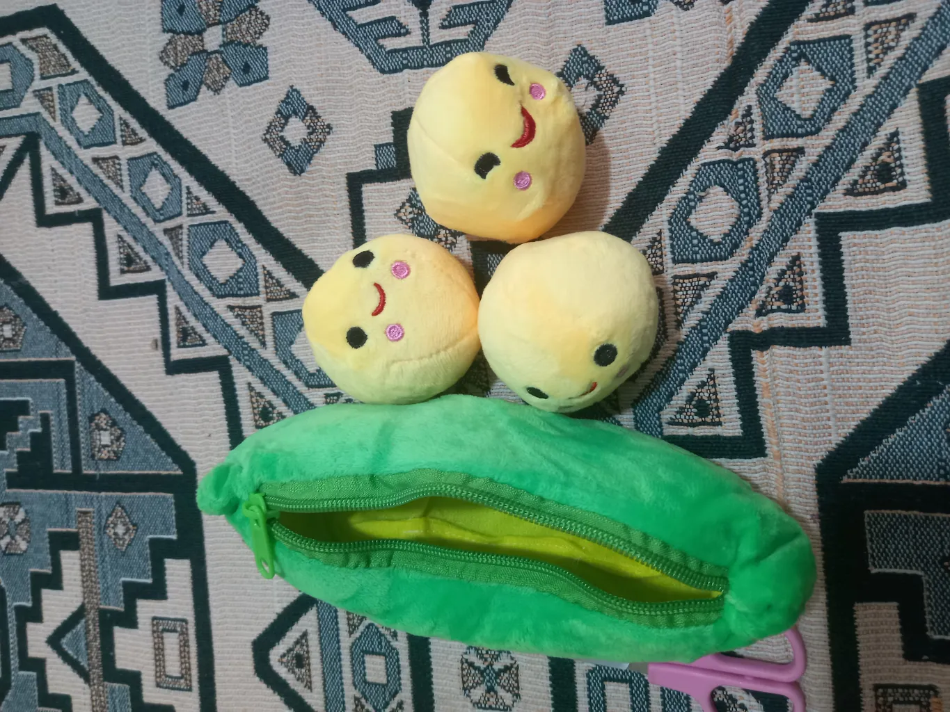 عروسک طرح نخود فرنگی مدل JIMI110 طول 25 سانتی‌متر