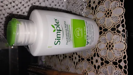 کرم آبرسان سیمپل مدل light حجم 125 میلی‌لیتر