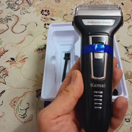 ماشین اصلاح موی صورت کیمی مدل KM-6558، اصلاح به صورت صفرزن و حجم‌زن، قابلیت استفاده به صورت خشک و مرطوب، تکنولوژی اصلاح به صورت برش مستقیم، شیو فویلی، مدت زمان شارژ 60 دقیقه و مدت زمان استفاده پس از شارژ 480 دقیقه، دارای نمایشگر میزان شارژ