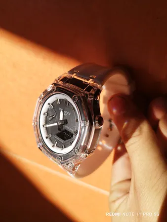 ساعت مچی عقربه ای مدل دو زمانه پمپی قاب شفاف کد w-m