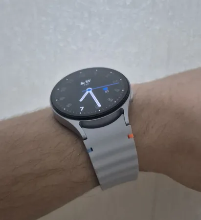 ساعت هوشمند سامسونگ مدل Galaxy Watch 7 44mm دارای قابلیت های کنترل موسیقی (Music Player) بند پلاستیک