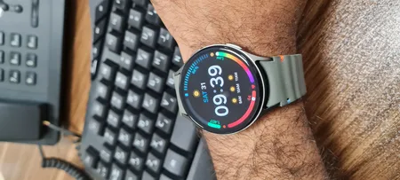 ساعت هوشمند سامسونگ مدل Galaxy Watch 7 44mm دارای قابلیت های کنترل موسیقی (Music Player) بند پلاستیک