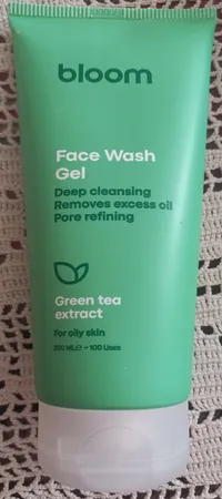 ژل شستشو صورت بلوم مدل عصاره چای سبز مناسب برای پوست چرب حجم 200 میلی لیتر