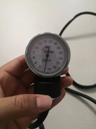 فشارسنج عقربه ای زنیت مد مدل ZTH-5001 به همراه گوشی طبی مدل ZTH-5001