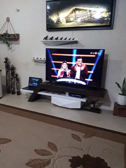 میز تلویزيون راهپود مدل آفتابگردان به همراه طبقه دیواری