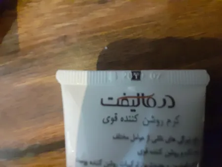 کرم روشن کننده صورت درمالیفت مدل Melalift مناسب انواع پوست حجم 40 میلی لیتر