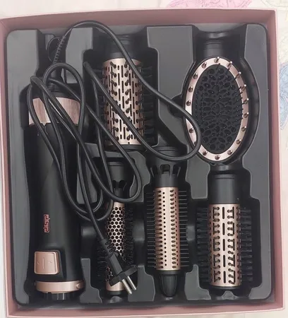 سشوار برس‌دار چرخشی حرفه‌ای دی اس پی مدل 50063A، موتور DC با توان مصرفی 1000 وات، دارای قابلیت باد سرد، سیم گردان، با حالت فرکننده، حجم‌دهنده و صاف‌کننده، وزن 500 گرم، تنظیم حرارت 2 حالته و کنترل سرعت 3 حالته، به همراه 5 عدد سری متمرکزکننده