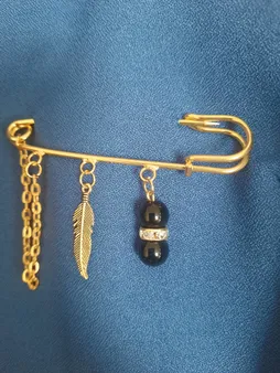 سنجاق سینه زنانه طرح دلبر کد 01