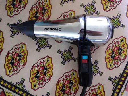 سشوار حرفه ای گوسونیک مدل GHD-229، موتور AC با توان مصرفی 1800 وات، دارای قابلیت باد سرد، فناوری تولید یون، وزن 892 گرم، تنظیم حرارت 3 حالته و کنترل سرعت 2 حالته، به همراه 1 عدد سری متمرکزکننده