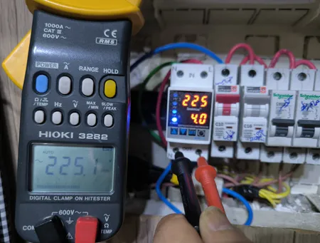 محافظ ولتاژ آی سوئیچ الکتریک مدل sp1-63A