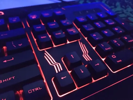 کیبورد گیمینگ تسکو مدل TK 8121، سوییچ ممبران، Full-Size، نورپردازی LED RGB