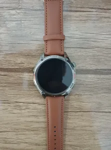 تجریه خرید ساعت هوشمند تی سی اچ مدل TCH HD1 3D Hero1 دارای قابلیت های کنترل موسیقی (Music Player)، قابلیت مکالمه از طریق بلوتوث، پشتیبانی از زبان فارسی در منو و سیستم‌عامل، قابلیت تغییر طرح ساعت یا تم بند چرم مصنوعی