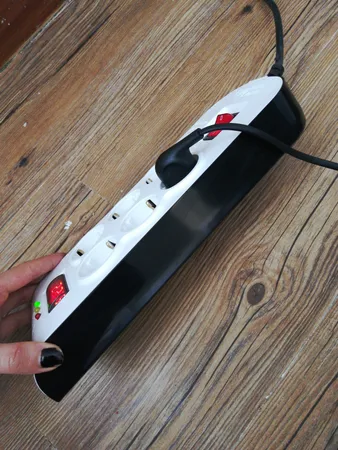 محافظ ولتاژ پارت الکتریک مدل PE8802