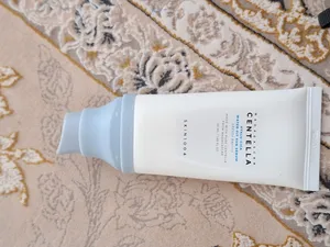 تجریه خرید کرم ضد آفتاب بدون رنگ سنتلا، 50 SPF، مدل 1004، مناسب پوست حساس، نرمال و خشک و حجم 50 میلی‌لیتر، محافظت کننده در برابر اشعه UVA و UVB، بدون تست حیوانی، ++++PA، آبرسان، ضد التهاب، با ماندگاری 3 ساعته