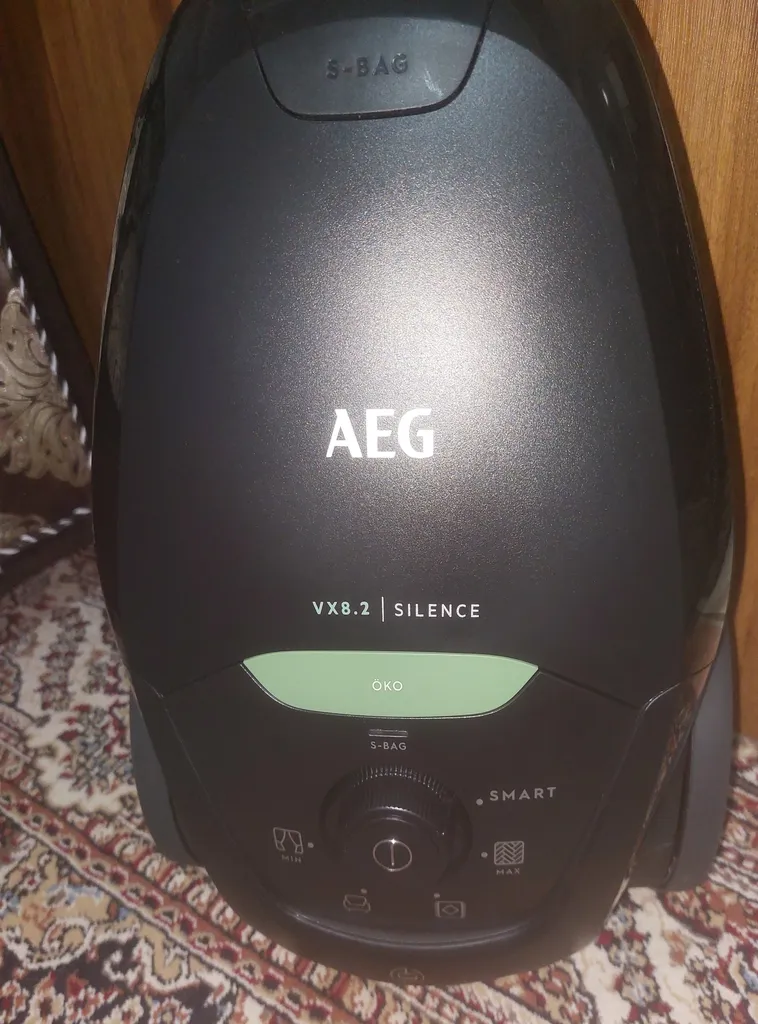 جاروبرقی 700 وات آ ا گ مدل  VX8-2-OKO