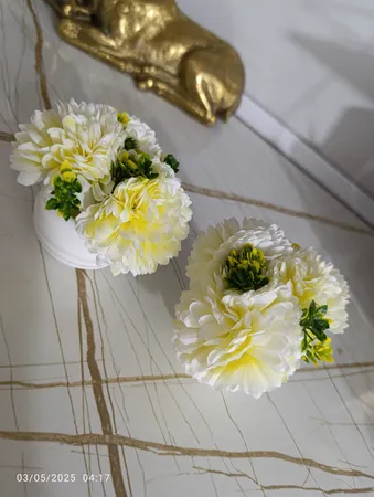 گلدان به همراه گل مصنوعی مدل سه گلی k16