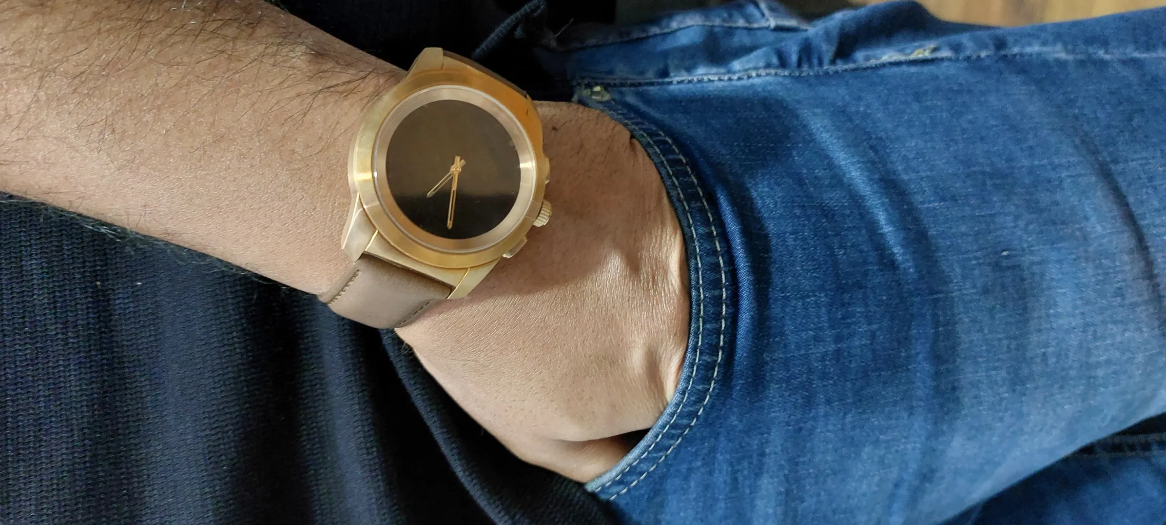 ساعت هوشمند مای کرونوز مدل zetime دارای قابلیت های صفحه نمایش لمسی، کنترل موسیقی، کنترل سطح اکسیژن خون، ضد آب، قابلیت تغییر طرح ساعت یا تم، بند سیلیکون