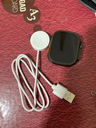 ساعت هوشمند مدل HK9 ULTRA 2 MAX دارای قابلیت های صفحه نمایش رنگی، صفحه نمایش لمسی، کنترل موسیقی (Music Player)، کنترل سطح اکسیژن خون، قابلیت مکالمه از طریق بلوتوث، پشتیبانی از زبان فارسی در منو و سیستم‌عامل بند سیلیکون