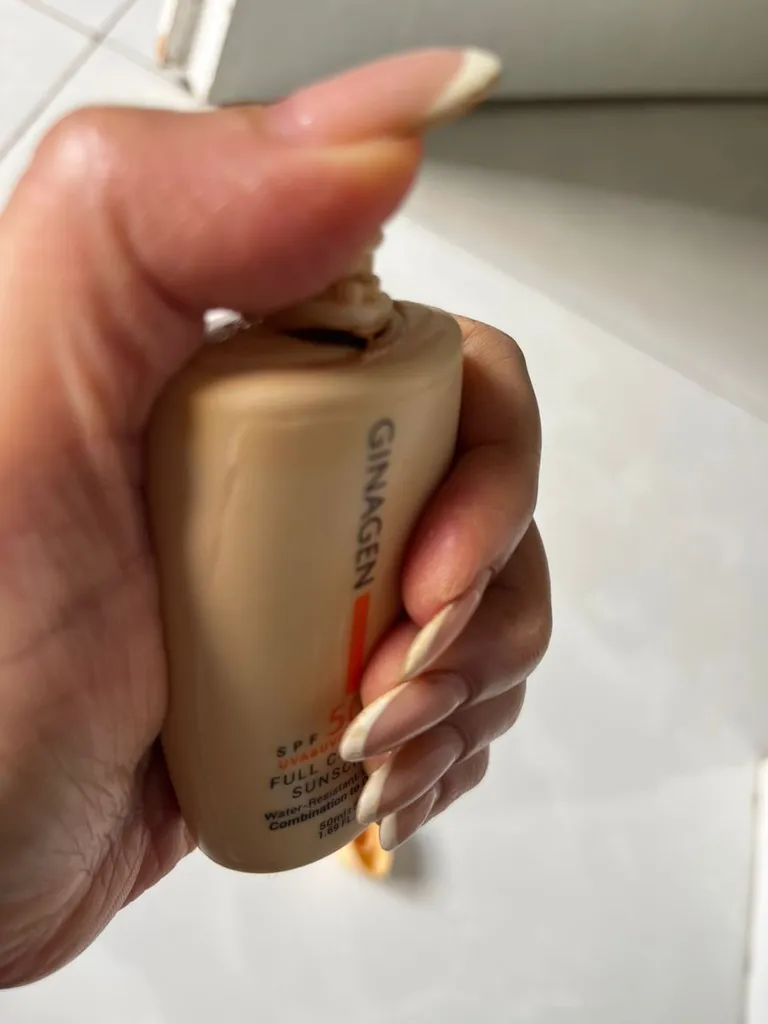 کرم ضد آفتاب رنگی ژیناژن SPF 50 مدل 03 ‌مناسب پوست‌های چرب حجم 50 میلی‌لیتر